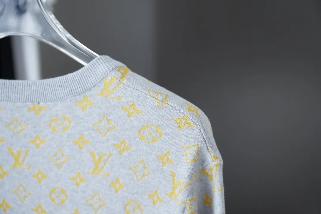 🅿️200 1V / MONOGRAM Short-sleeved crew neck shirt This crew neck shirt is made of soft cotton, which can inject colorful vitality into the summer look. The full-width Monogram Glow jacquard and the elegant background collide with color contrast, making the Monogram pattern reflect the subtle sheen of mulberry silk.  14S yarn not only maintains the delicate feel of the fabric, but also ensures sufficient strength and durability. The blended material combines the comfort and breathability of cotton with the softness, luster and premium feel of mulberry silk. Cotton fiber provides good moisture-wicking properties, while mulberry silk provides a smoother feel.  The addition of jacquard patterns makes this piece of clothing more visually appealing and becomes a highlight that enhances the overall look.  The technical characteristics of the sesame base jacquard cylindrical woolen short-sleeves are mainly reflected in its selected materials, unique weaving technology, rich design elements and excellent wearing experience. These features make this short-sleeved garment not only fashionable, but also very practical and comfortable. S M L XL